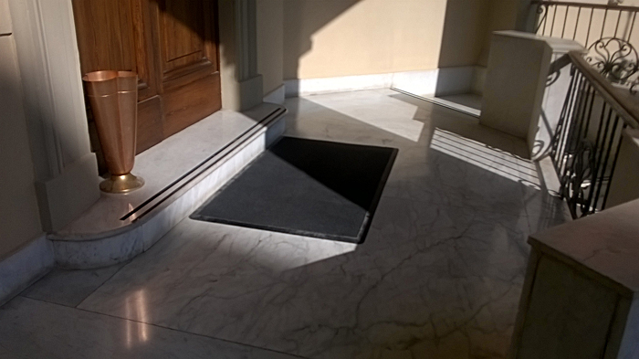 Ristrutturazione ambasciata - particolare dell'entrata